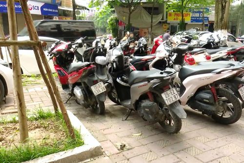 Hà Nội nhức nhối tình trạng bãi xe tự phát
