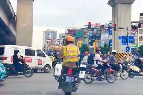 CSGT sử dụng xe chuyên dụng, hỗ trợ mở đường đưa xe taxi chở người phụ nữ bị co giật đi cấp cứu kịp thời
