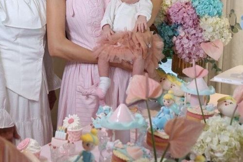 Sinh con lai với chồng Tây, cô giáo của Hồ Ngọc Hà làm 2 mâm cúng đầy tháng cho con đẹp hút mắt