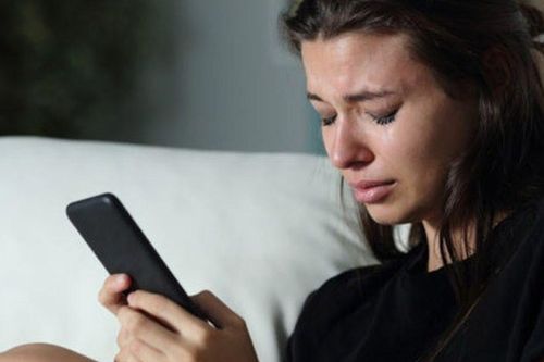 Tôi không ngờ chồng mình lại ngoại tình online, nhắn tin ngọt ngào với người phụ nữ lạ ngay khi tôi nằm bên cạnh