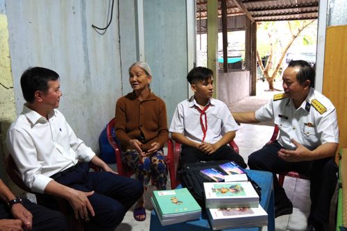 Vùng 2 Hải quân trao gửi yêu thương đầu năm học mới
