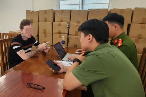 Tạm giữ người đàn ông ngoại quốc mang súng vào quán bar ở Đà Nẵng