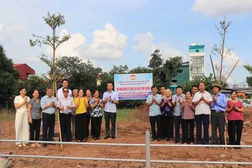 MTTQ Việt Nam xã Bát Tràng gắn biển mô hình 'Đoàn kết sáng tạo bảo vệ môi trường'
