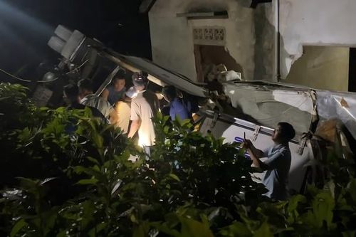 Xe đông lạnh lật ngửa, tông vào nhà dân