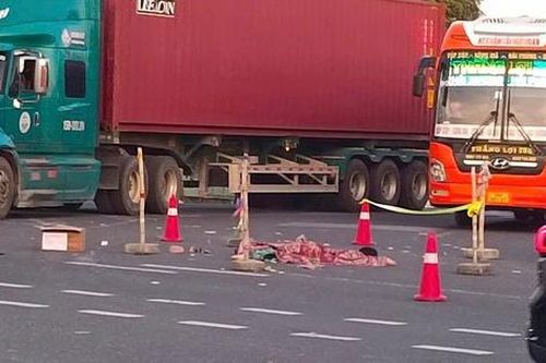 Va chạm với ô tô tải, người phụ nữ và bé gái tử vong thương tâm