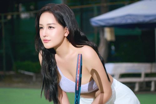 Áo tennis gây bàn tán của Mai Phương Thúy