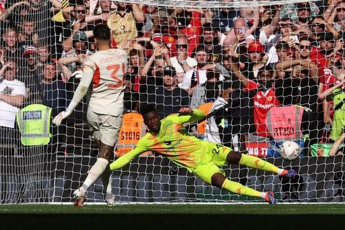 Cuộc tái ngộ thú vị cách derby Manchester hơn 3.000 km