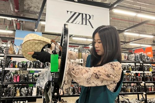 Người trẻ Trung Quốc tuyệt vọng trả nợ tín dụng