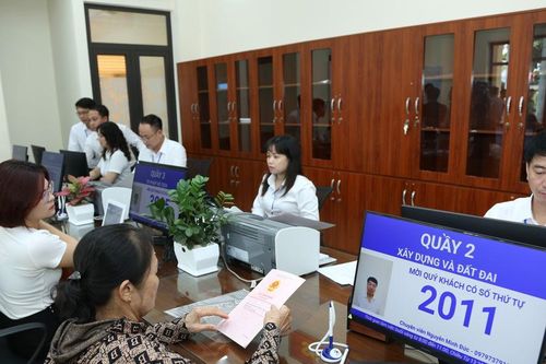 Sao dân vẫn phải 'cõng' giấy tờ đi làm sổ đỏ?