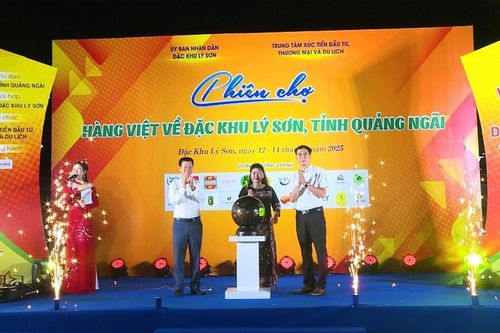 Phiên chợ hàng Việt về Đặc khu Lý Sơn