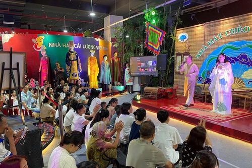 Đông đảo người dân tới tham quan khu trưng bày nghệ thuật biểu diễn tại Triển lãm Thành tựu đất nước
