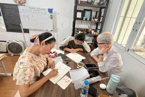 Lớp dạy viết thư pháp phương Tây: Nét chữ, nết người