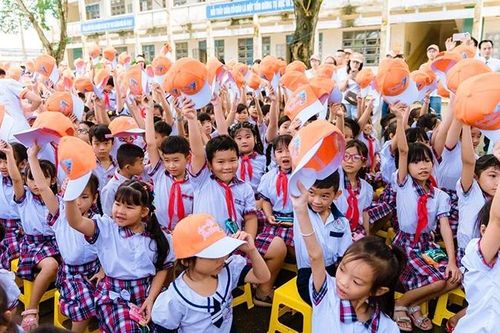 Đoàn doanh nghiệp Thành phố Hồ Chí Minh trao quà cho học sinh vùng khó khăn