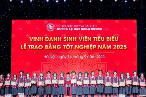 Trường đại học Ngoại thương trao bằng tốt nghiệp cho hơn 2.000 sinh viên