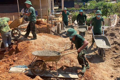 Nỗ lực làm nhà giúp bà con vùng lũ Sơn La