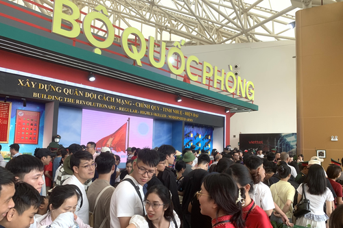 Trước ngày bế mạc, Triển lãm Thành tựu đất nước đông nườm nượp