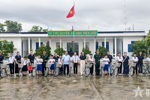Cà Mau: Đồn Biên phòng Sông Đốc đồng hành cùng học sinh nghèo đến trường