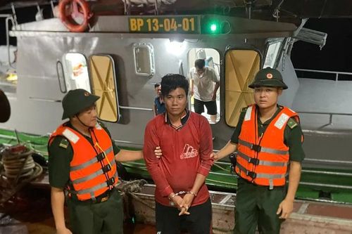 Bắt giữ đối tượng truy nã lẩn trốn trên tàu cá