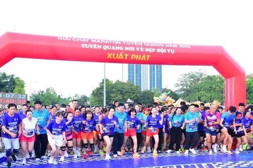 Gần 1000 vận động viên tham gia chạy Marathon 'Tuyên Quang - Nơi vẻ đẹp hội tụ'