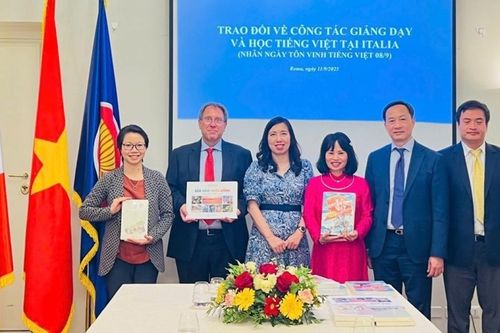 Thứ trưởng Lê Thị Thu Hằng tiếp xúc cộng đồng, gặp mặt đại diện các trường đại học Italy nhân kỷ niệm Ngày Tôn vinh tiếng Việt
