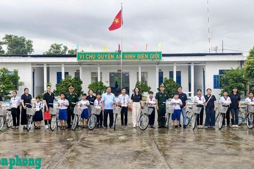 Khám bệnh, cấp thuốc miễn phí và tặng quà cho người dân, học sinh nghèo nơi biên giới