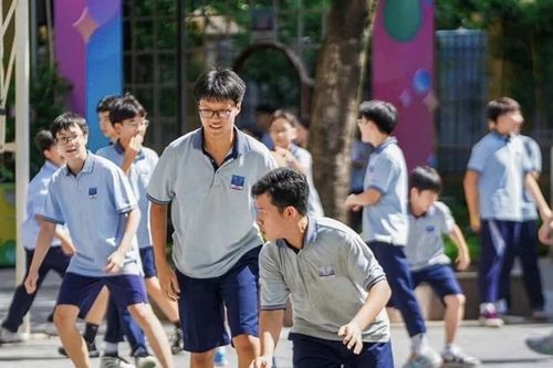 Loay hoay giữa phí câu lạc bộ và bài toán đón con