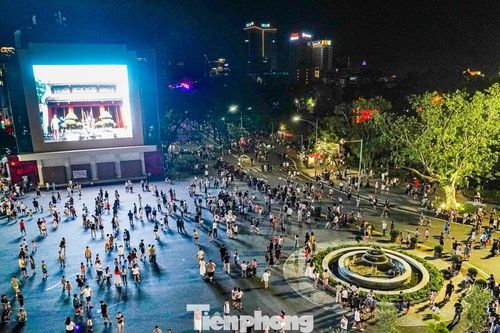 Quảng trường Đông Kinh Nghĩa Thục đông nghẹt người tối cuối tuần