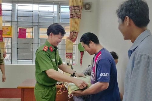 Cà Mau tặng quà cho người dân giao nộp kích điện, vật liệu nổ bắt cá tận diệt