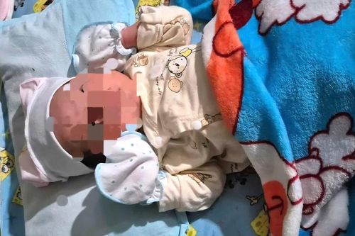 Bé trai một ngày tuổi bị bỏ rơi kèm thư tay nhờ nuôi giúp
