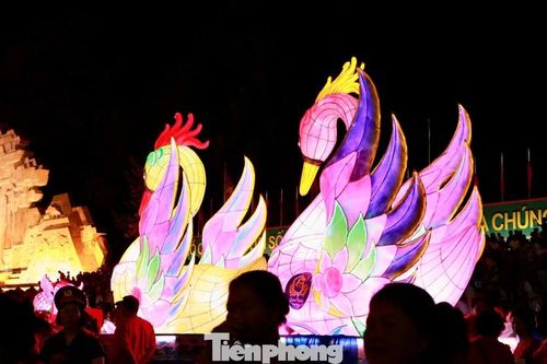 Tuyên Quang rực sáng đèn Trung thu khổng lồ trong đêm hội