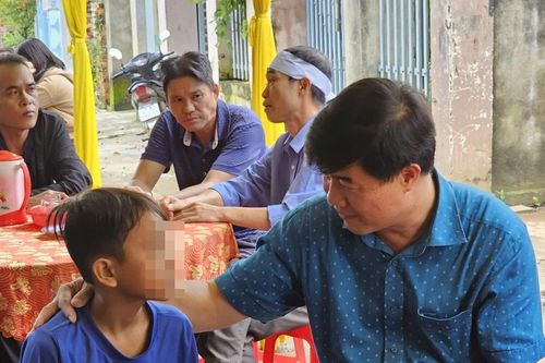Hoàn cảnh éo le của cậu bé mở cửa cứu bạn thoát chết trong vụ thảm sát ở Đắk Lắk