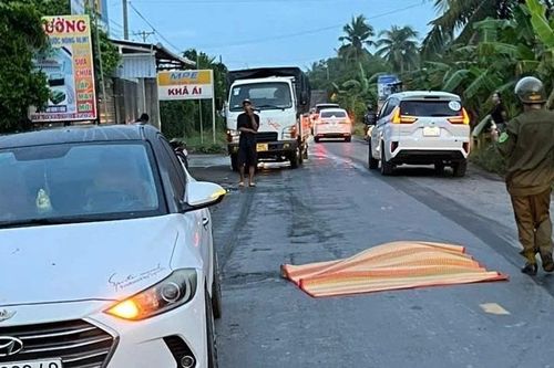 Công an thông tin vụ người đàn ông dùng búa đánh phụ nữ, sau đó lao vào xe tải