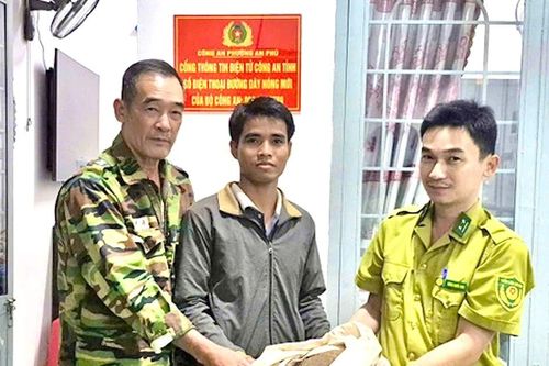 Trưởng thôn huy động người dân ra bắt cá thể tê tê đi 'lạc'