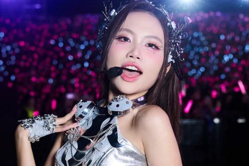 Hàng chục nghìn khán giả vỡ òa cùng 30 Em xinh