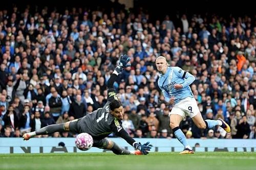 Man City nhấn chìm MU nhờ cú 'đúp' của Erling Haaland