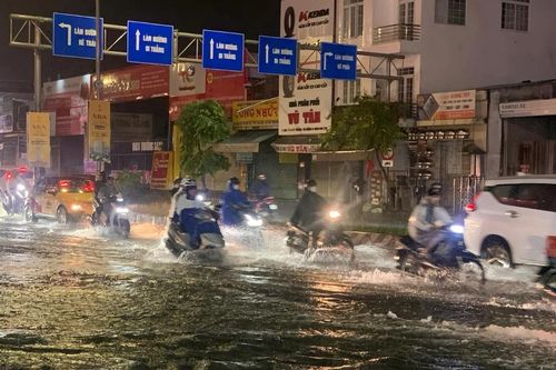 Người dân Đà Nẵng chật vật di chuyển giữa 'biển nước' sau mưa lớn