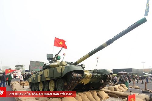 Ngắm dàn 'cua đồng' tại gian trưng bày của Bộ Quốc phòng