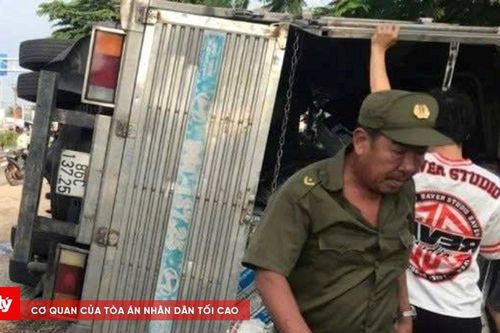 Xe tải lật nghiêng khiến một người phụ nữ tử vong