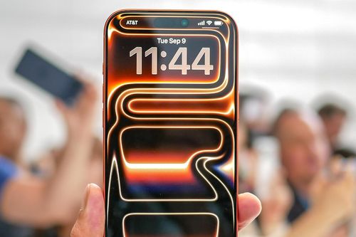 Tại sao iPhone 17 Pro Max 'cháy hàng', màu cam vũ trụ khan hiếm nhất?