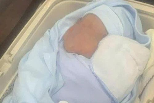 Bé trai 1 tháng tuổi bị bỏ rơi trước cổng nhà ở Hải Phòng, kèm lá thư nhói lòng