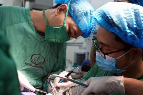 Khối u lớn chèn ép toàn bộ vùng họng, cháu bé 47 ngày tuổi suy hô hấp nguy kịch