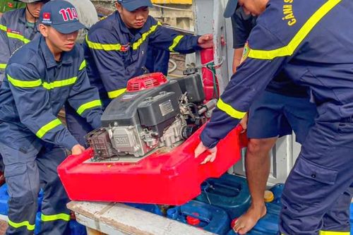 Kịp thời cứu tàu cá của ngư dân bị thủng đang chìm trên biển