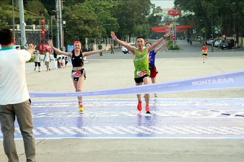 Gần 1.000 vận động viên tham gia Giải chạy Marathon Tuyên Quang 2025