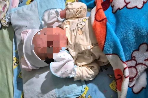 Bé trai sơ sinh bị bỏ rơi, mẩu giấy của người mẹ 'còn đi học' để lại gây chú ý