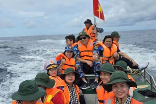 Vượt sóng gió đến nhà giàn DK1/10