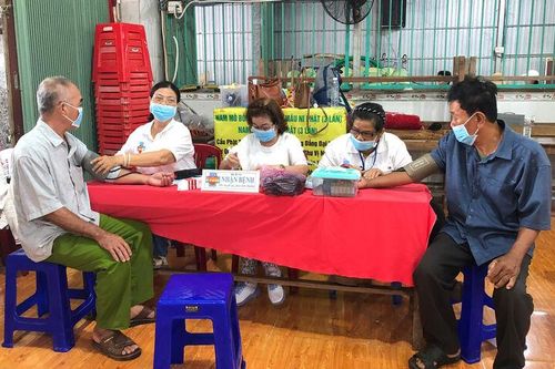 Khám bệnh và tặng quà cho người dân xã biên giới Phú Hữu