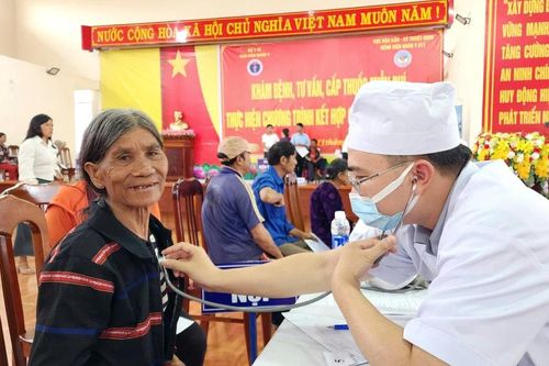 Khám bệnh, cấp thuốc miễn phí cho đối tượng chính sách, hộ nghèo tại xã Gào