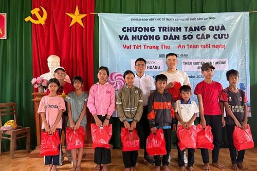 Trao tặng 127 suất quà trung thu cho trẻ em xã Vĩnh Sơn