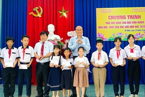 Trao học bổng cho học sinh nghèo hiếu học ở phường An Nhơn