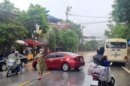 Mưa lớn khiến một số tuyến đường trên địa bàn phường Cam Đường ngập sâu, gây ách tắc cục bộ